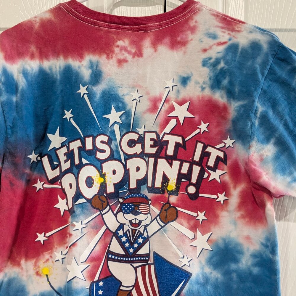 Buc-ee’s Tie Dye 4th of July T-Shirt Let's Get It Poppin' Red White Blue Medium - Picture 12 of 16